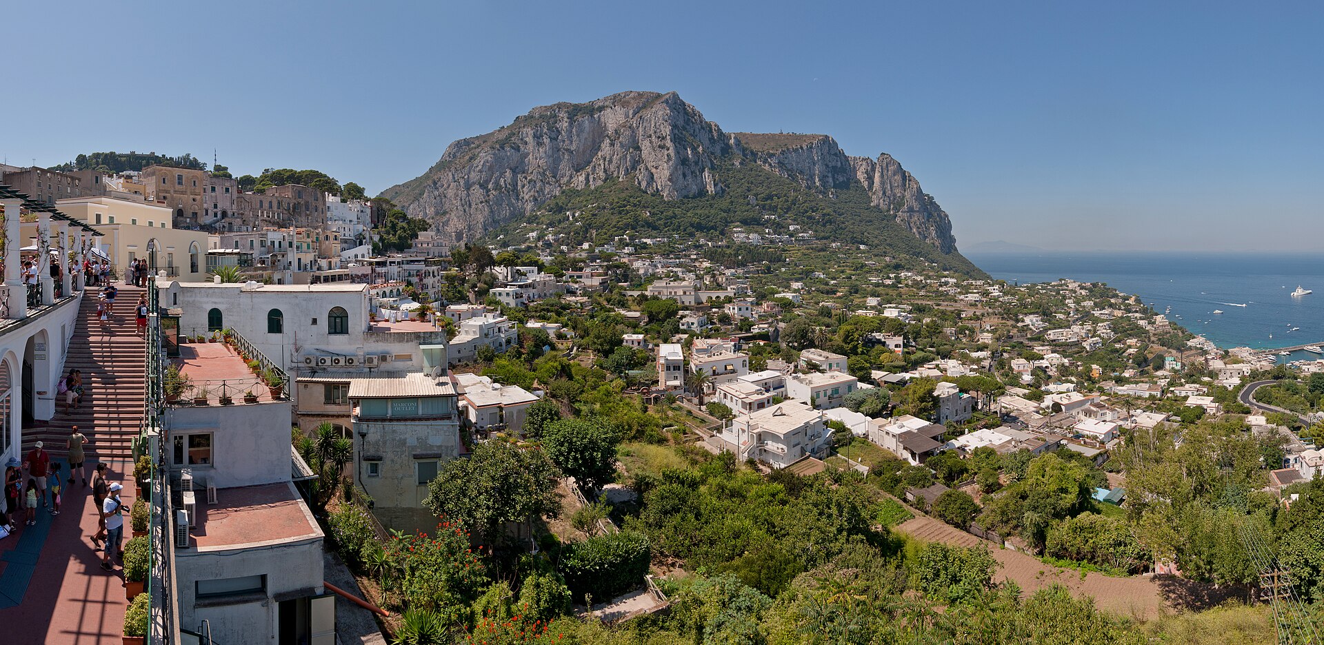 Il Monte Solaro sopra i tetti bianchi di Capri