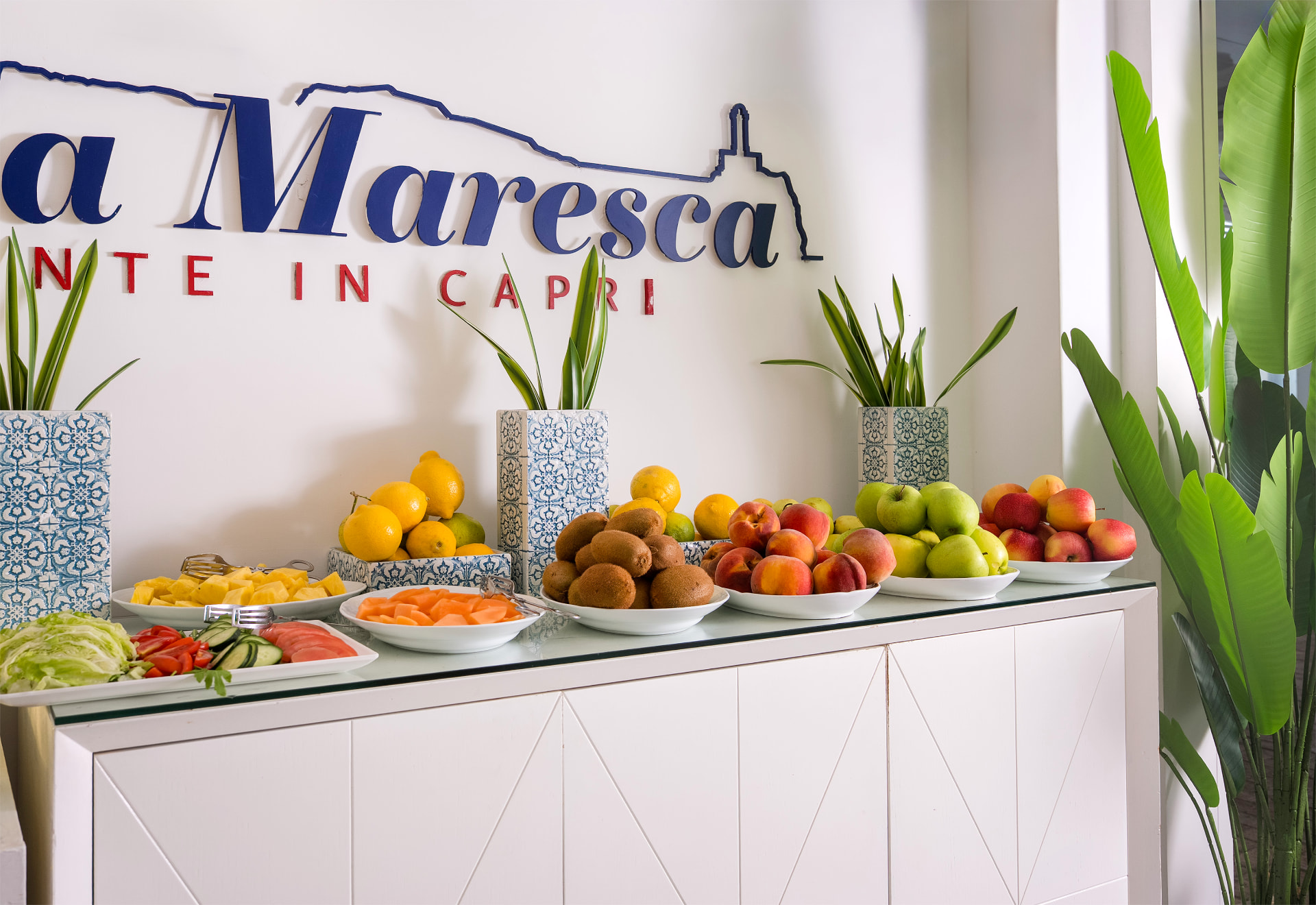 Buffet della colazione con frutta fresca e agrumi al Relais Maresca