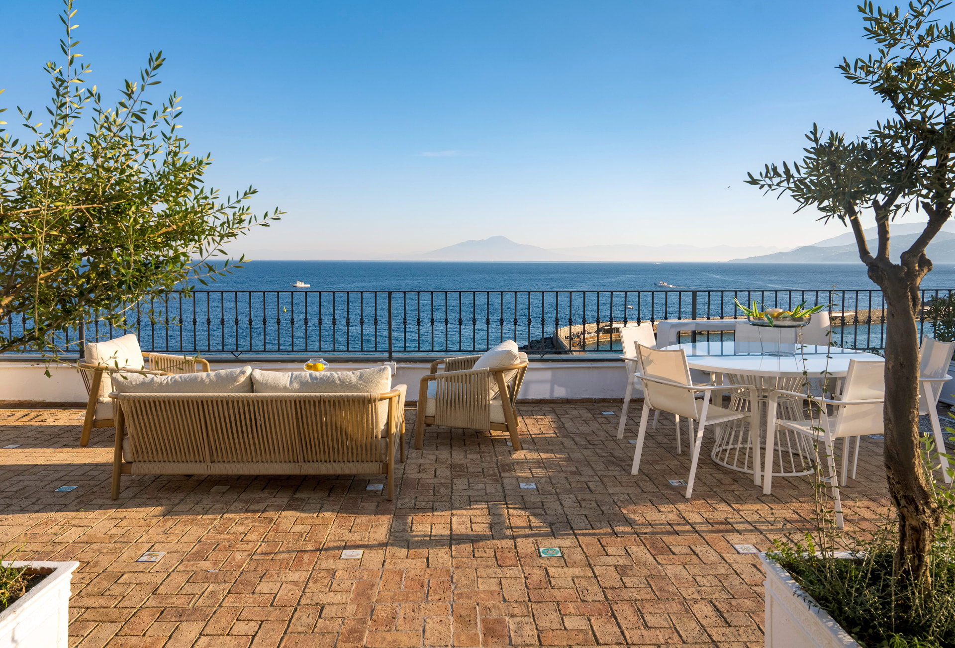 Terrazza del Relais Maresca affacciata sul Mediterraneo