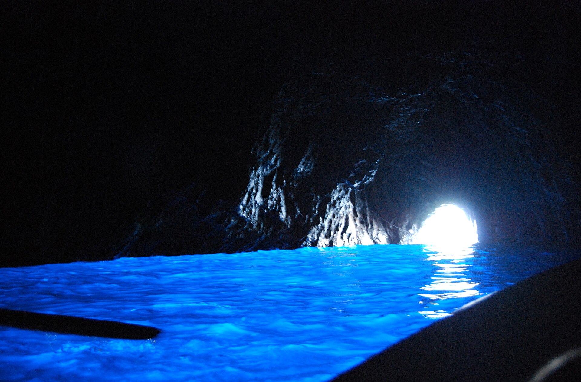 L'acqua illuminata di blu all'interno della Grotta Azzurra