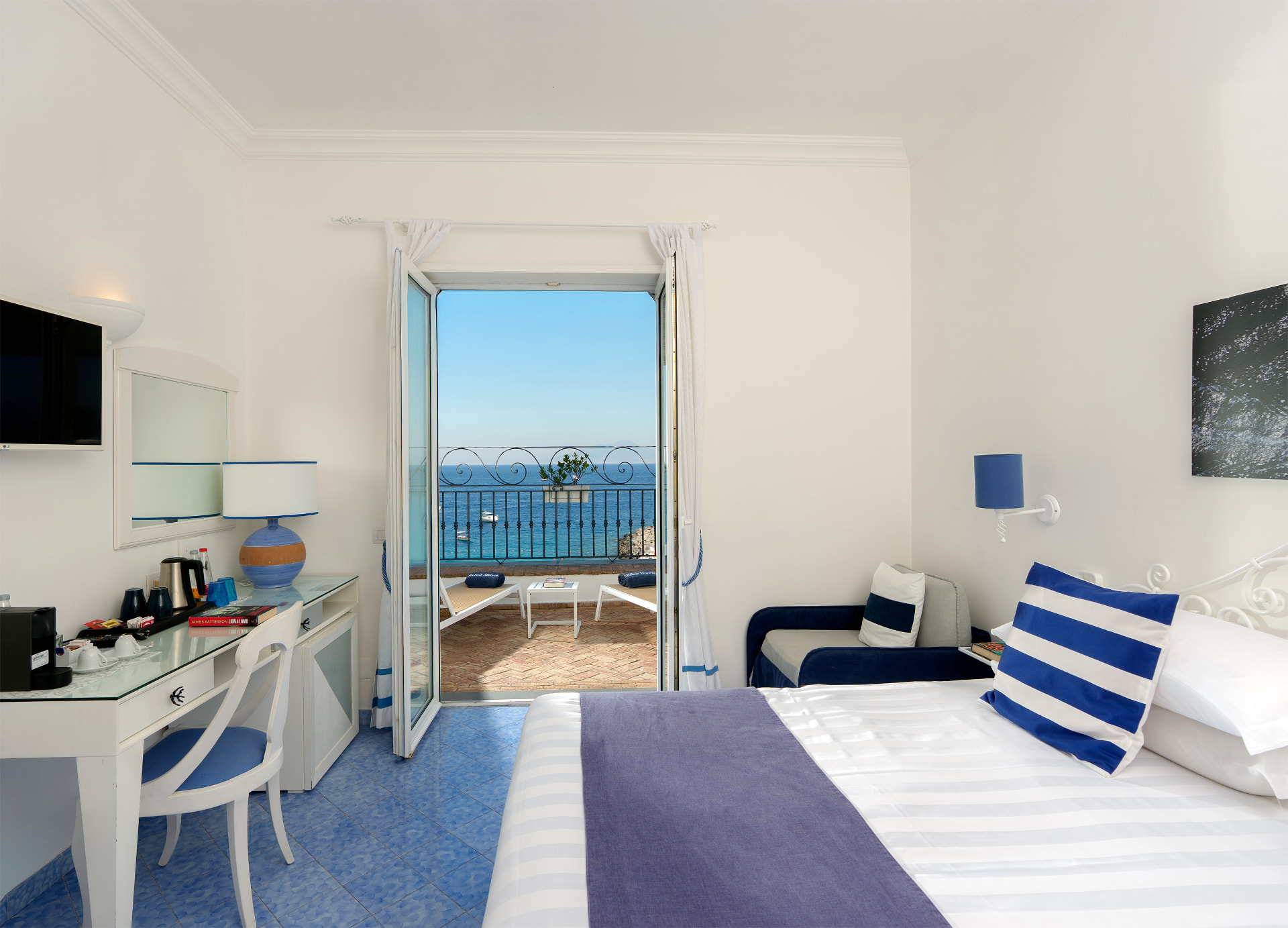 Camera mediterranea con terrazza e vista mare