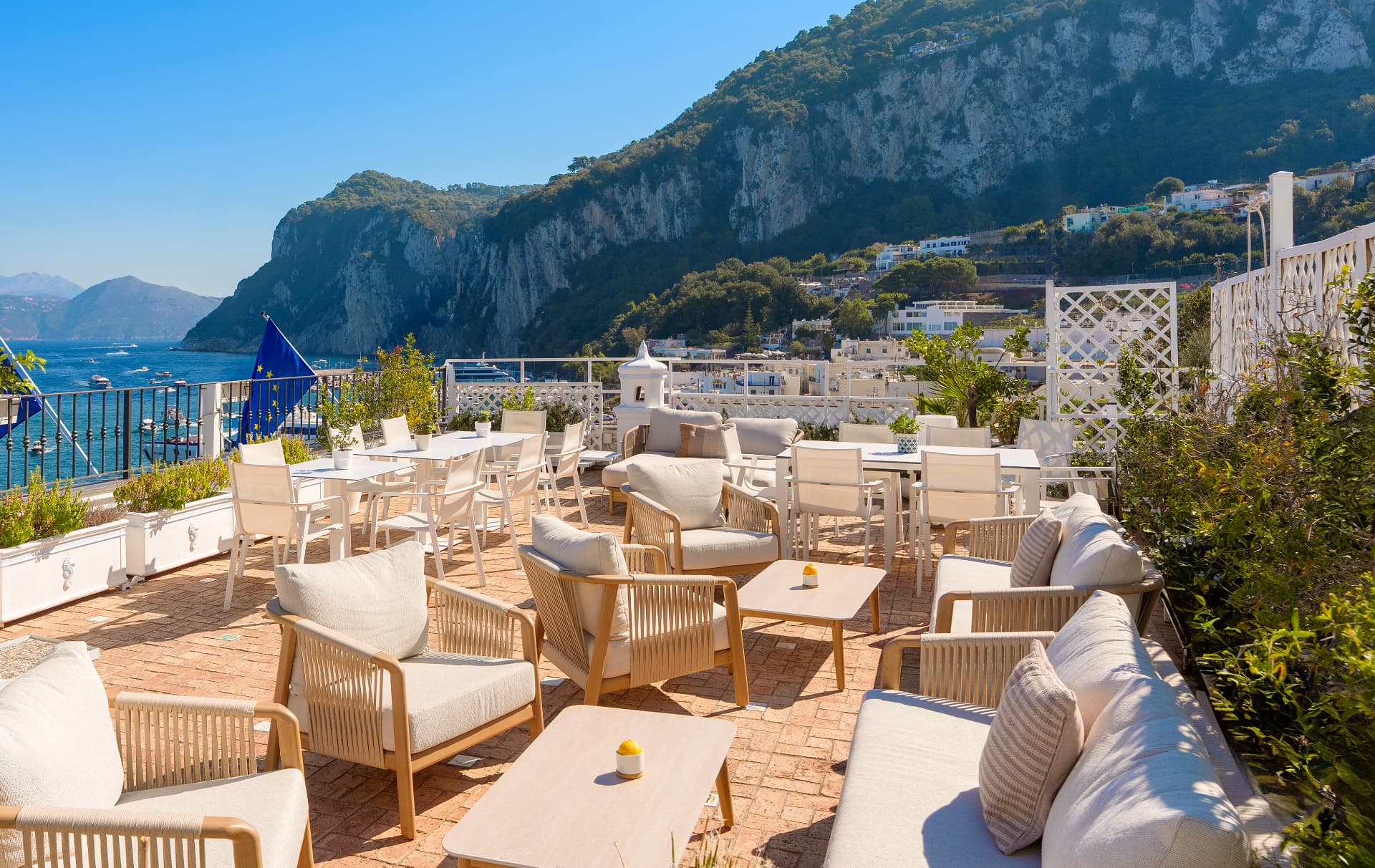 Salottino della Terrazza Maresca con vista su Marina Grande
