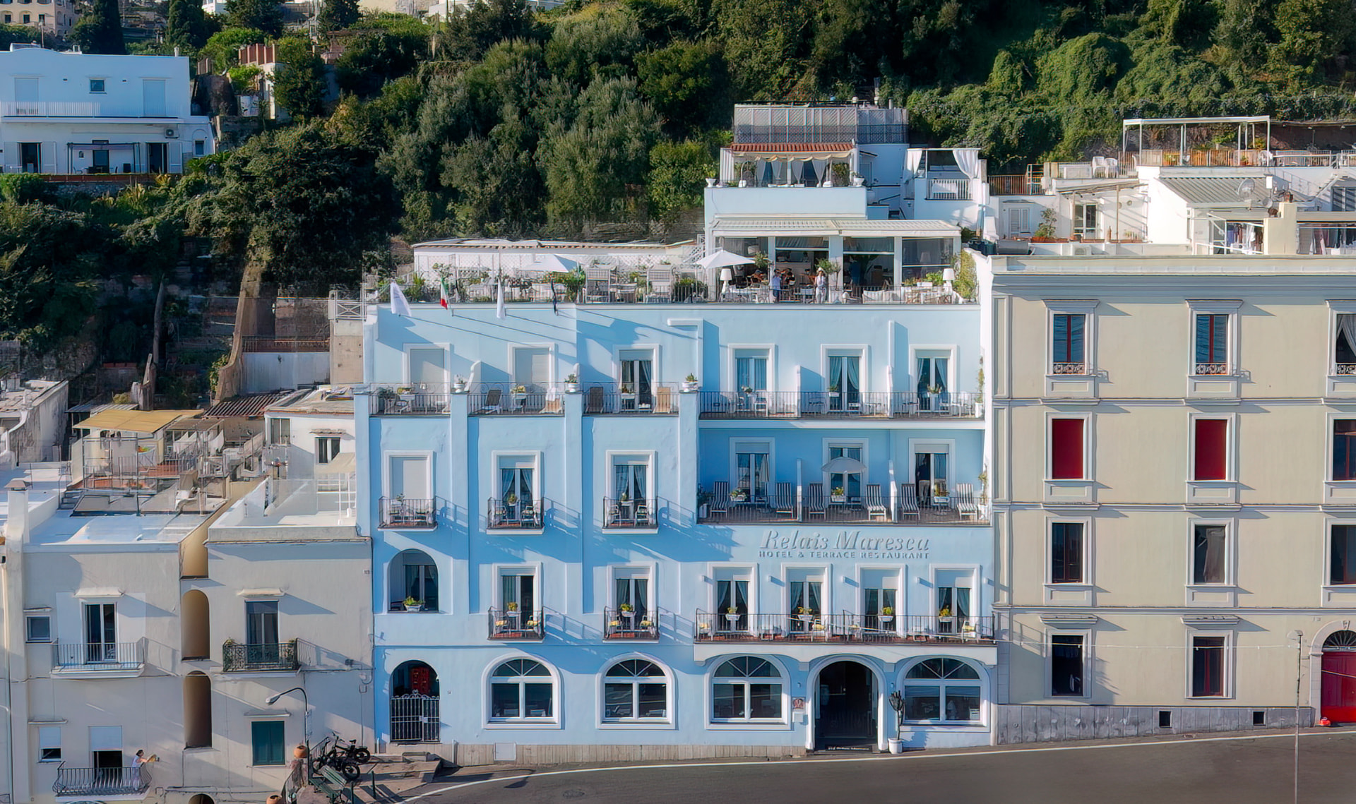La facciata azzurra di Relais Maresca sul porto di Marina Grande, Capri