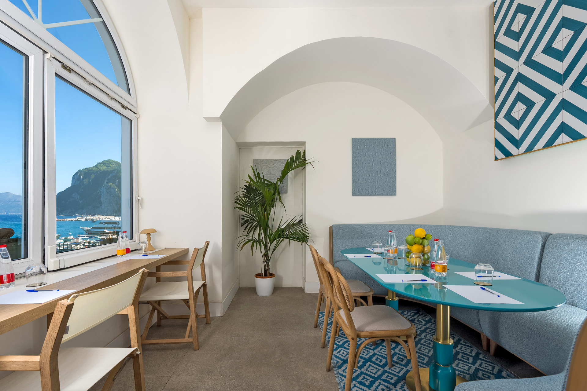Una sala del Relais Maresca con la finestra ad arco sul mare di Capri