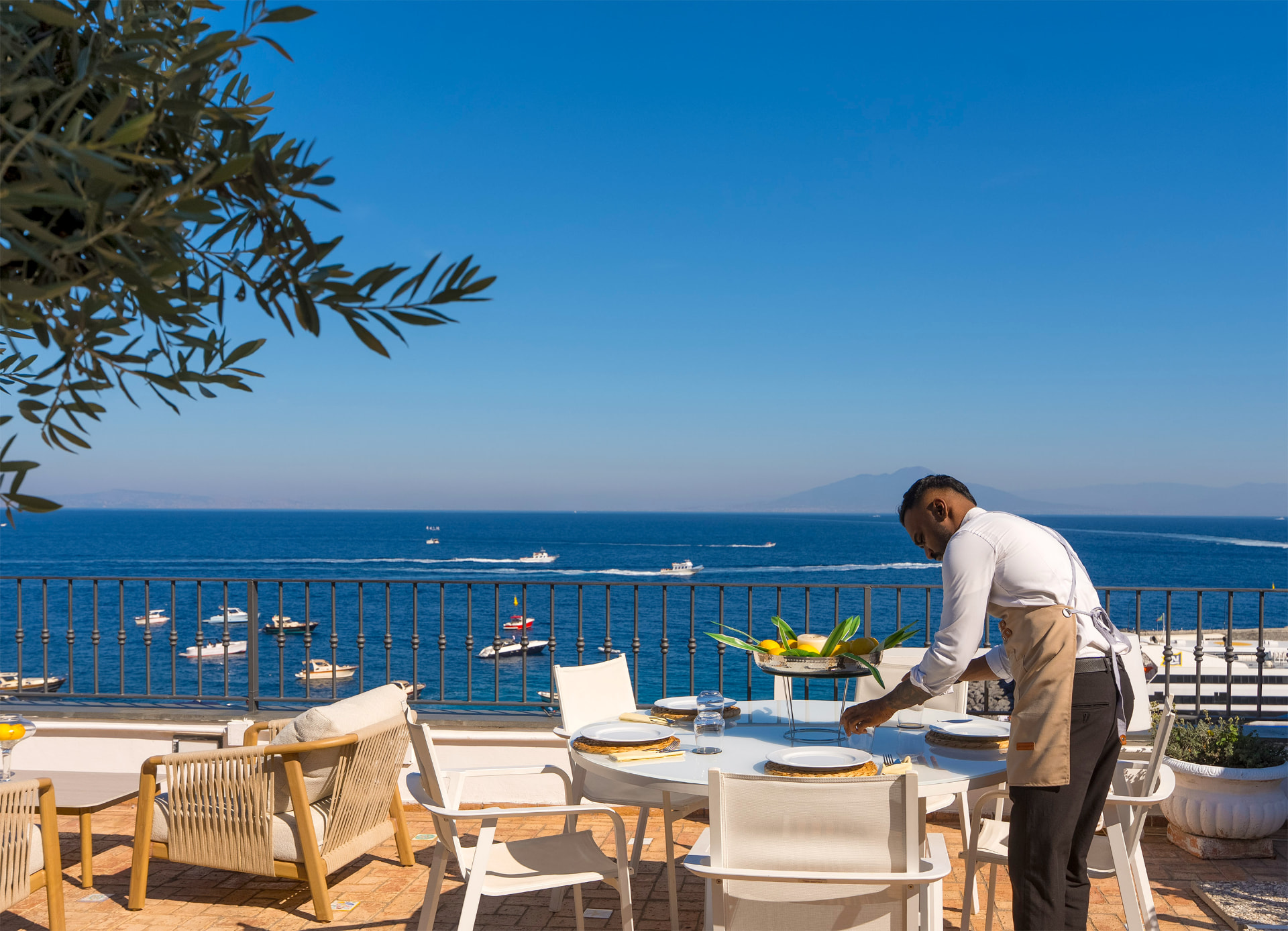 Servizio in terrazza davanti al mare e al Vesuvio