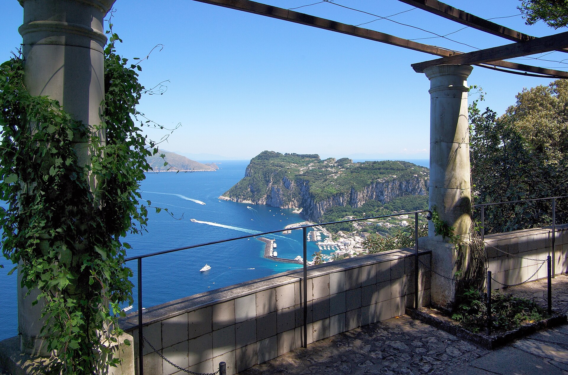 La loggia di Villa San Michele sospesa sopra Marina Grande